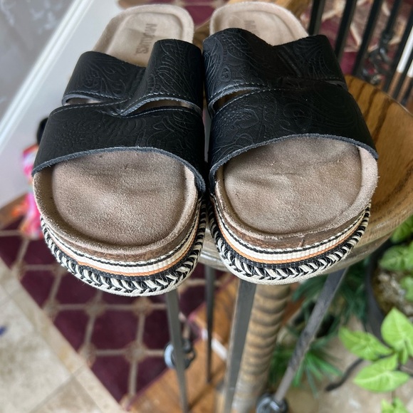 Mukluks ladies black slip on sandal platform US size 8 very good condition - Picture 6 of 8